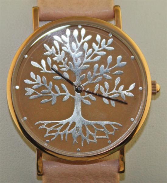 Damen Uhr mit Lebensbaum Motiv auf Zifferblatt